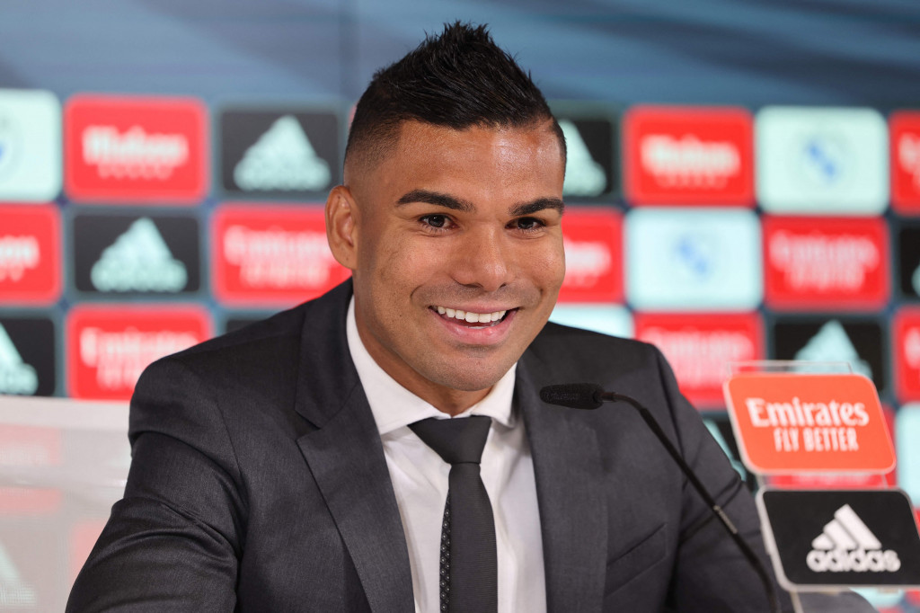 MU menyebut bahwa Casemiro sudah menandatangani kontrak sampai 2026. MU juga punya opsi untuk memperpanjang kontraknya satu tahun. 