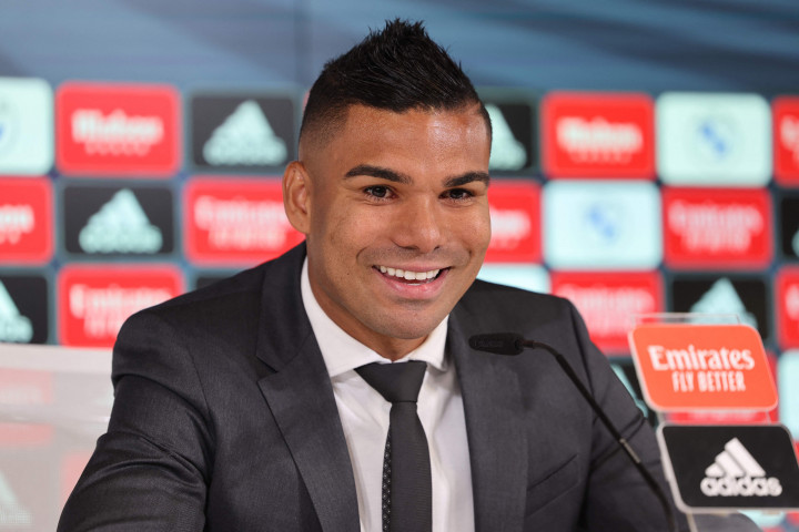 MU menyebut bahwa Casemiro sudah menandatangani kontrak sampai 2026. MU juga punya opsi untuk memperpanjang kontraknya satu tahun. 
