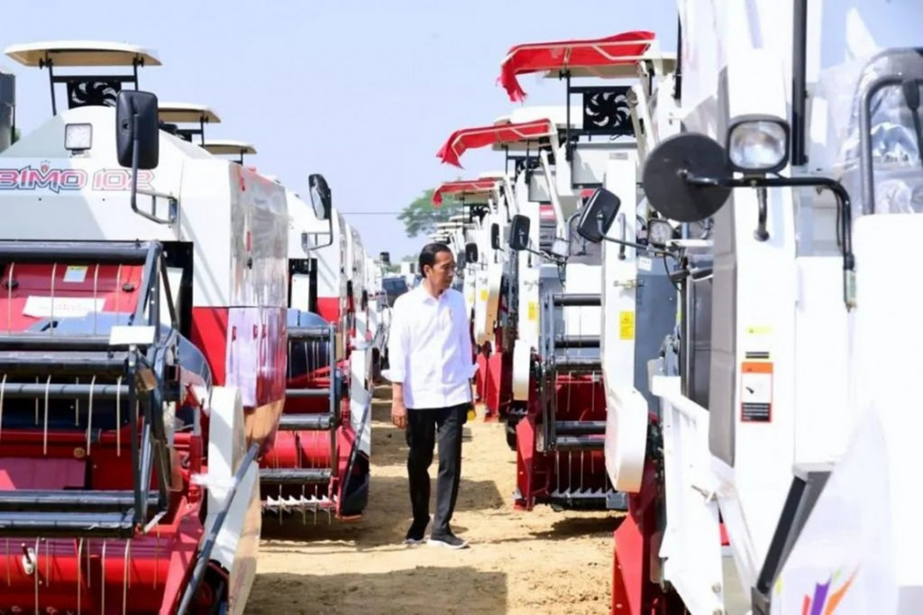 Usai meluncurkan food estate berbasis mangga, di tempat yang sama, Presiden Joko Widodo juga meluncurkan program baru dalam pengadaan alat dan mesin pertanian (Alsintan) yaitu Taksi Alsintan.