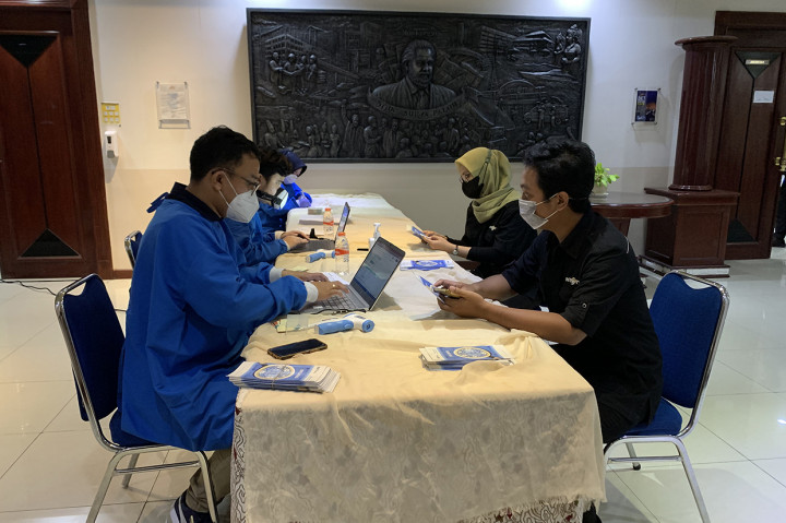 Karyawan Media Group menjalani skrining sebelum mendapatkan vaksinasi influenza.