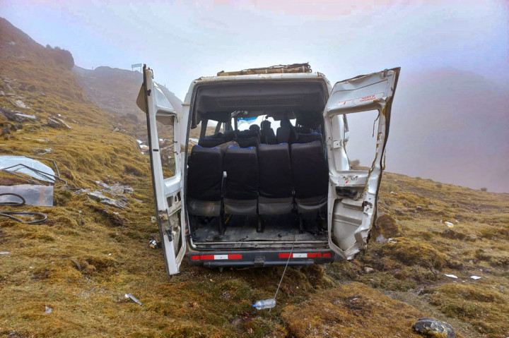 Empat turis meninggal dunia dan 16 lainnya cedera ketika minibus yang mereka tumpangi jatuh ke jurang, usai mengunjungi situs Machu Picchu, Peru. 