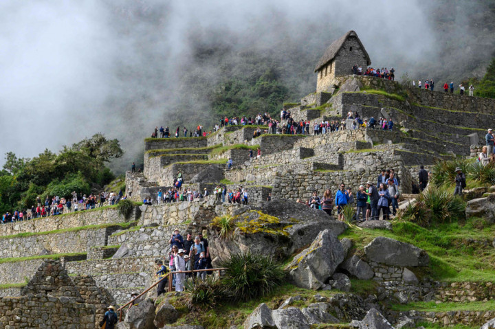Sekitar 5.000 turis setiap hari mengunjungi Machu Picchu, yang dibangun pada abad ke-15 oleh Kaisar Inca Pachacutec.