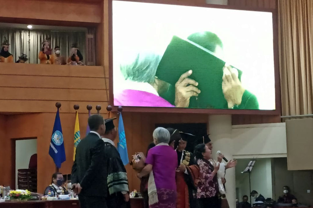 Tangis Samuel Hutabarat pecah di atas panggung saat menerima ijazah almarhum anaknya Almarhum Brigadir Nofriansyah Yosua Hutabarat atau Brigadir J, yang bergelar Sarjana Hukum di Universitas Terbuka (UT) Pamulang, Tangerang Selatan, Selasa, 23 Agustus 2022.