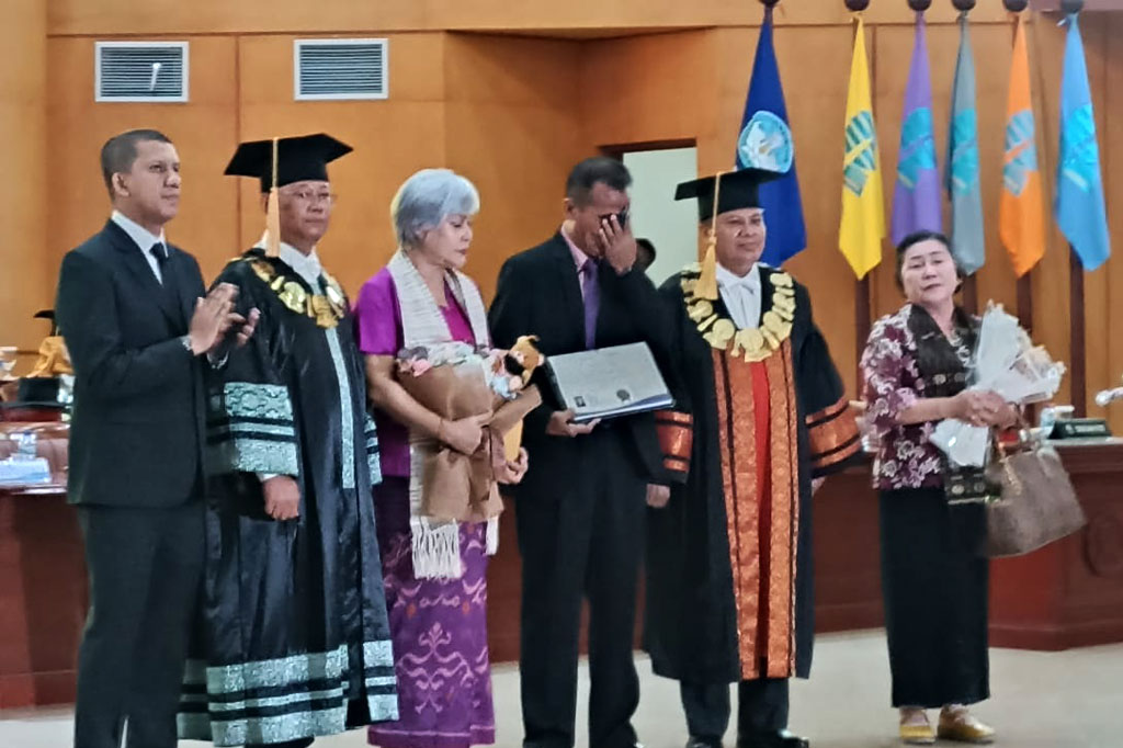 Usai prosesi wisuda, Samuel menyampaikan rasa harunya. Dia mengenang saat-saat membesarkan Brigadir J. 