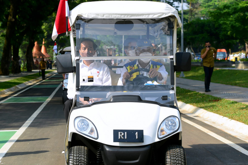 Jokowi menjelaskan bahwa sejak diresmikan pada tahun 1975, TMII belum pernah dilakukan renovasi secara besar-besaran sehingga banyak bangunan dan juga anjungan-anjungan provinsi yang sudah rusak serta keropos. Untuk itu, Kepala Negara memerintahkan para kepala daerah turut serta merenovasi anjungan daerahnya masing-masing.