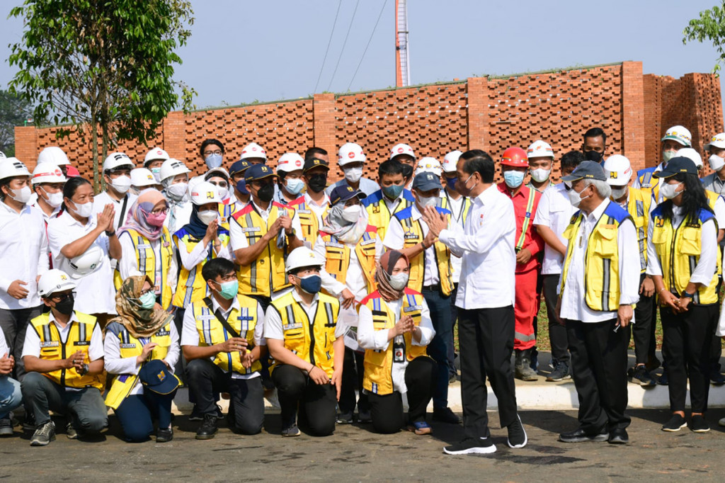 Presiden Joko Widodo meninjau progres renovasi Taman Mini Indonesia Indah (TMII), pada Selasa, 23 Agustus 2022. 
