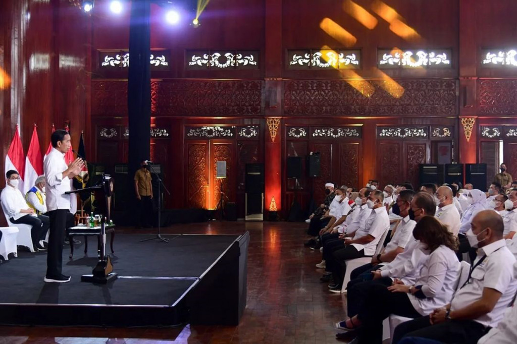 Presiden Joko Widodo meminta anggota Kamar Dagang dan Industri Indonesia (Kadin) mencoba menanam sorgum di Nusa Tenggara Timur (NTT) sebagai langkah bersama dalam menekan kebutuhan impor gandum nasional