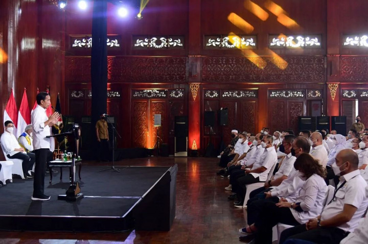 Presiden Joko Widodo meminta anggota Kamar Dagang dan Industri Indonesia (Kadin) mencoba menanam sorgum di Nusa Tenggara Timur (NTT) sebagai langkah bersama dalam menekan kebutuhan impor gandum nasional