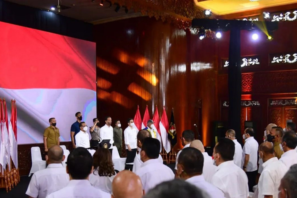 Kepala Negara menjelaskan bahwa sorgum sangat tumbuh subur di NTT dan dengan biaya yang layak atau feasible.