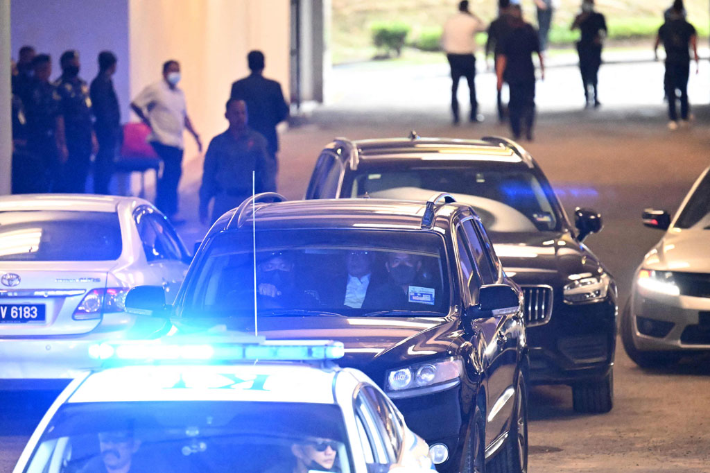 Pengadilan tertinggi Malaysia Selasa, 23 Agustus 2022, menguatkan hukuman penjara 12 tahun mantan Perdana Menteri Najib Razak terkait korupsi skandal keuangan 1MDB. Najib kemudian digelandang ke penjara.