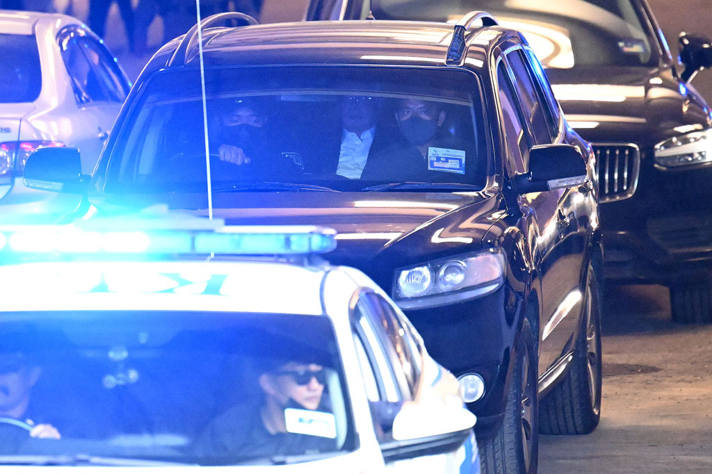 Mantan Perdana Menteri Malaysia Najib Razak (tengah) duduk di kendaraan polisi meninggalkan pengadilan tertinggi negara itu, setelah bandingnya ditolak terkait korupsi dalam skandal keuangan 1MDB, di Putrajaya, Selasa, 23 Agustus 2022.