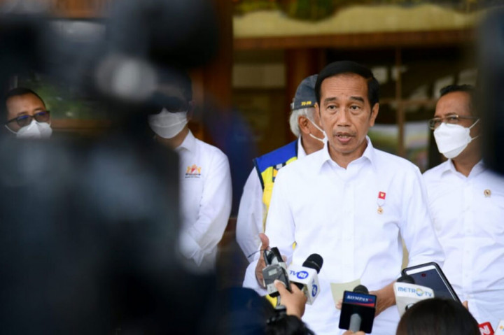 Selain vaksinasi, Presiden juga perintahkan jajaran terkait untuk lebih memperketat pemeriksaan di pintu-pintu masuk ke Indonesia. “Yang kedua, untuk tempat-tempat yang interaksinya tinggi, kemudian gerbang-gerbang masuk ke negara kita betul-betul dicek secara ketat,” tuturnya.