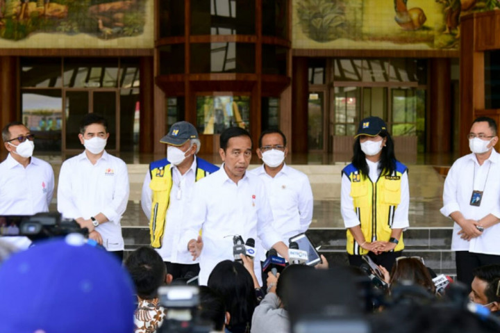 Meski demikian, Kepala Negara meminta masyarakat untuk tidak panik karena penularan cacar monyet terjadi pada saat pasien sudah bergejala dan melalui kontak fisik dengan pasien. “Tetapi ini juga tidak perlu kita terlalu panik karena penularannya lewat kontak langsung bukan lewat droplet. Saya rasa yang paling penting adalah kesiapan-kesiapan kita mengatasi itu,” ujarnya.