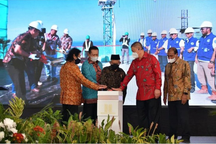 Wakil Presiden Ma'ruf Amin meresmikan pemasangan atap atau Topping Off Menara Syariah, yang menjadi bagian dari Pusat Keuangan Syariah Internasional di Pantai Indah Kapuk (PIK) 2, di Jakarta, Selasa, 23 Agustus 2022.