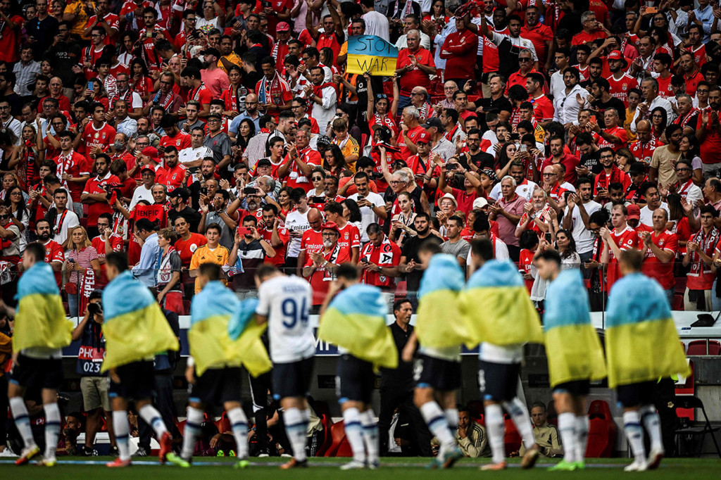 Para pemain Dynamo, yang memulai musim liga mereka pada Minggu, turun ke lapangan di Estadio da Luz dengan mengenakan bendera Ukraina sebagai pesan dukungan kepada rekan sebangsanya di tanah air.
