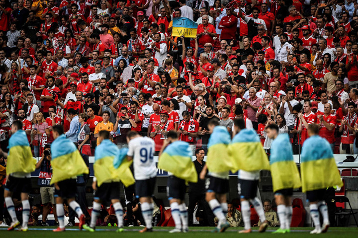 Para pemain Dynamo, yang memulai musim liga mereka pada Minggu, turun ke lapangan di Estadio da Luz dengan mengenakan bendera Ukraina sebagai pesan dukungan kepada rekan sebangsanya di tanah air.
