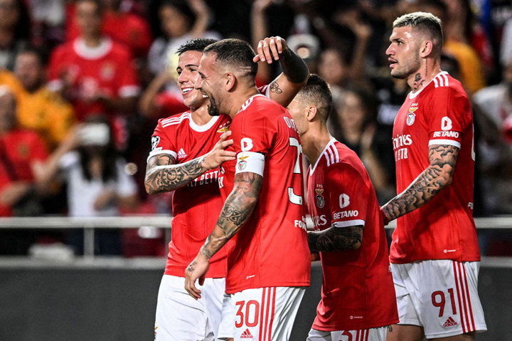 Sundulan mantan bek Manchester City Nicolas Otamendi membawa Benfica unggul pada menit ke-27 setelah meneruskan umpan silang Neres.