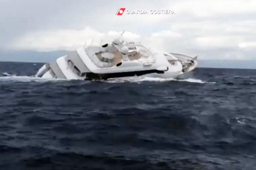 Kapal pesiar mewah sepanjang sekitar 40 meter tersebut tenggelam sekitar 15 km lepas pantai Catanzaro, dengan rekaman yang menunjukkan superyacht miring di salah satu sisinya, sebelum perlahan-lahan karam dan tenggelam sepenuhnya.