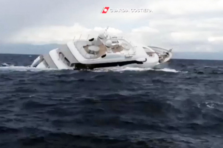 Kapal pesiar mewah sepanjang sekitar 40 meter tersebut tenggelam sekitar 15 km lepas pantai Catanzaro, dengan rekaman yang menunjukkan superyacht miring di salah satu sisinya, sebelum perlahan-lahan karam dan tenggelam sepenuhnya.