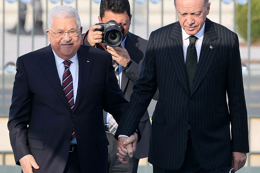 Erdogan memegang erat tangan pemimpin veteran Palestina itu saat menuju Istana Kepresidenan Ankara.