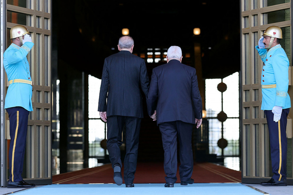 Erdogan dengan hati-hati mengantar Abbas menyusuri karpet pirus ke istana kepresidenannya di depan penjaga yang menyambut.