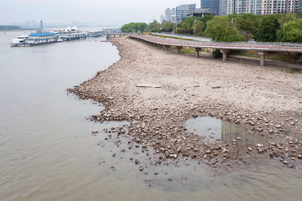 Yangtze adalah sungai terbesar ketiga di dunia, menyediakan air minum untuk lebih dari 400 juta orang Tiongkok, dan merupakan jalur air paling vital bagi perekenomian di Tiongkok.