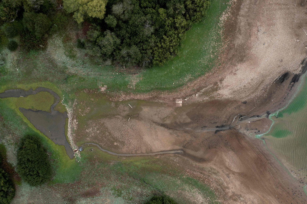 Foto udara menunjukkan tingkat air yang rendah di Waduk Bough Beech di Kent, 23 Agustus 2022.