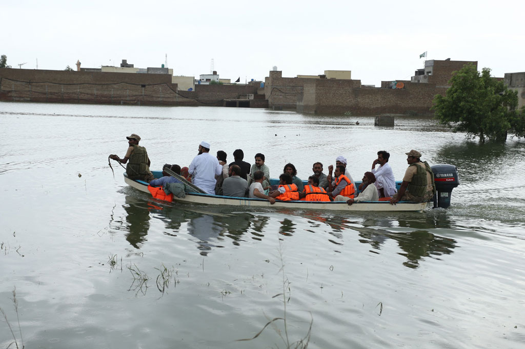 Tentara angkatan darat mengevakuasi penduduk yang terdampar menyusul hujan monsun yang lebat di daerah yang terkena banjir di Distrik Rajanpur, Provinsi Punjab, Pakistan, pada Rabu, 24 Agustus 2022.