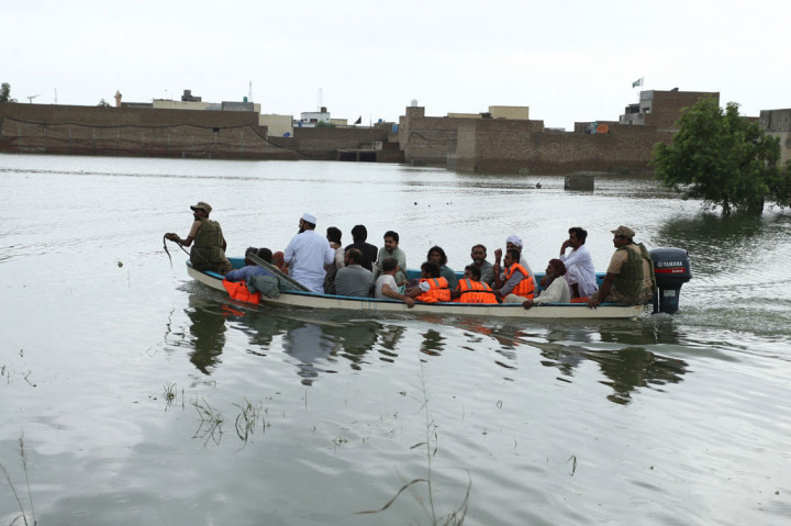 Tentara angkatan darat mengevakuasi penduduk yang terdampar menyusul hujan monsun yang lebat di daerah yang terkena banjir di Distrik Rajanpur, Provinsi Punjab, Pakistan, pada Rabu, 24 Agustus 2022.