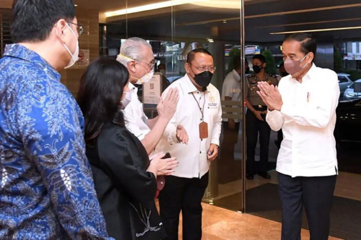 Sekitar 07.15 WIB, Presiden Jokowi meninggalkan rumah sakit untuk melaksanakan aktivitasnya di Istana Merdeka.