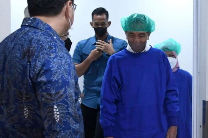 Presiden Jokowi dan Ibu Negara hadir di RS Pondok Indah sejak pukul 05.50 WIB untuk menantikan kelahiran sang cucu laki-laki dari pasangan Kahiyang Ayu dan Bobby Nasution yang lahir pukul 06.39 WIB.