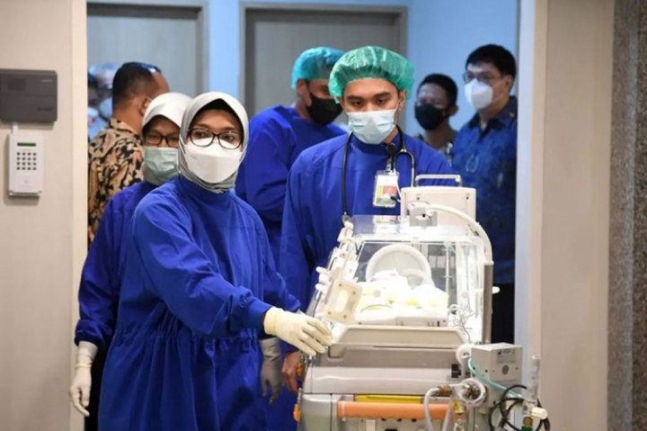 Adik dari Sedah Mirah dan Panembahan Al Nahyan tersebut terlahir sehat dengan berat badan 3,49 kilogram dan panjang badan 48 sentimeter melalui operasi caesar.