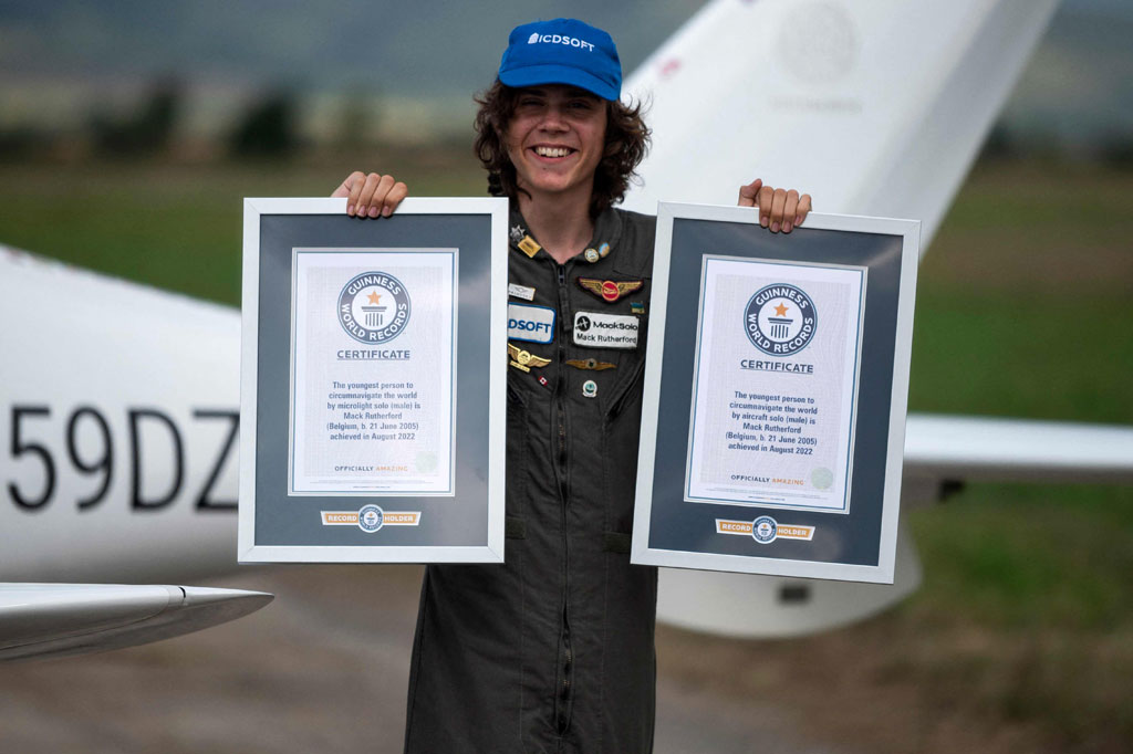 Mack Rutherford, 17, orang termuda yang terbang solo keliling dunia, berpose dengan sertifikat Guiness World Record, setelah mendarat di Bandara Sofia West dekat Radomir, Bulgaria, pada Rabu, 24 Agustus 2022.