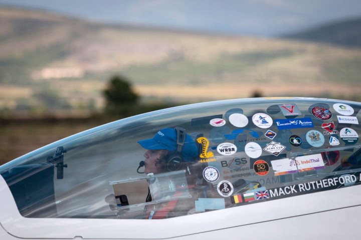 Beberapa rintangan dia hadapi, diantaranya harus menghadapi suhu hingga 48 derajat selama berjam-jam menunggu izin penerbangan. Cobaan solonya juga termasuk pendaratan paksa di pulau tak berpenghuni Attu, sebelah barat Alaska, karena angin kencang.