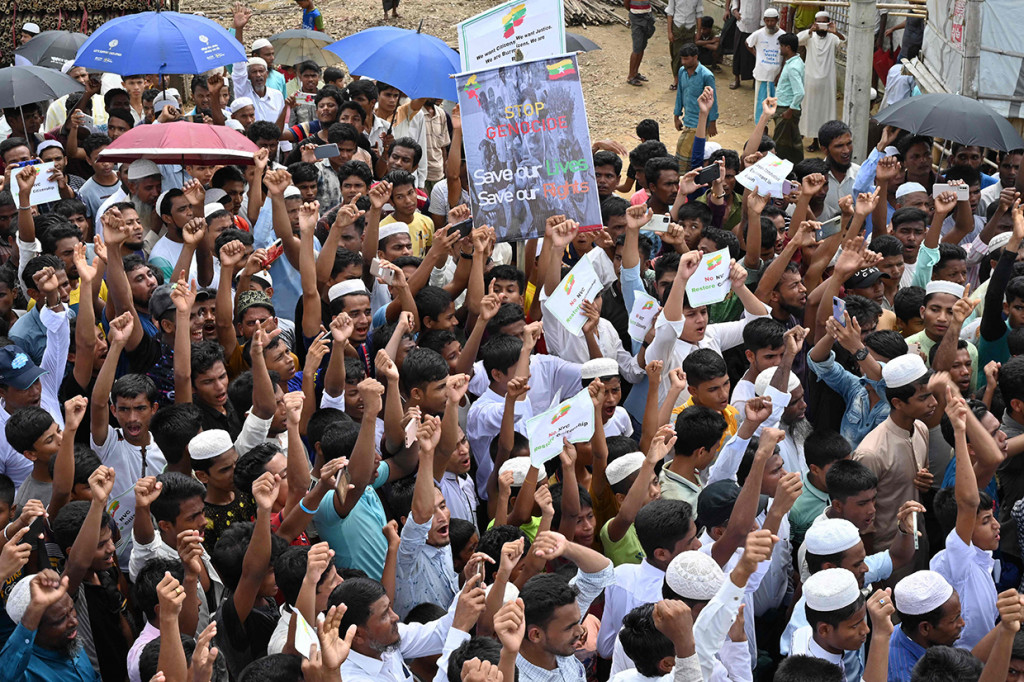 Pada Agustus 2017 sekitar 750.000 pengungsi Rohingya melarikan diri dari kekerasan dan penganiayaan di Myanmar, bersama ratusan ribu warga Rohingya lainnya, yang telah mencari perlindungan di Bangladesh pada tahun-tahun sebelumnya.