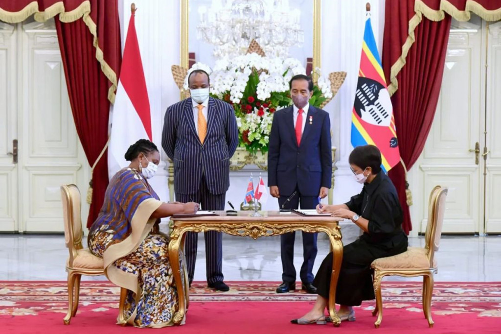 Presiden Joko Widodo dan Raja Eswatini, Raja Mswati III, menyaksikan penandatanganan nota kesepahaman atau MoU perkuatan kerja sama bilateral antara kedua negara di Istana Merdeka, Jakarta, Kamis, 25 Agustus 2022. 