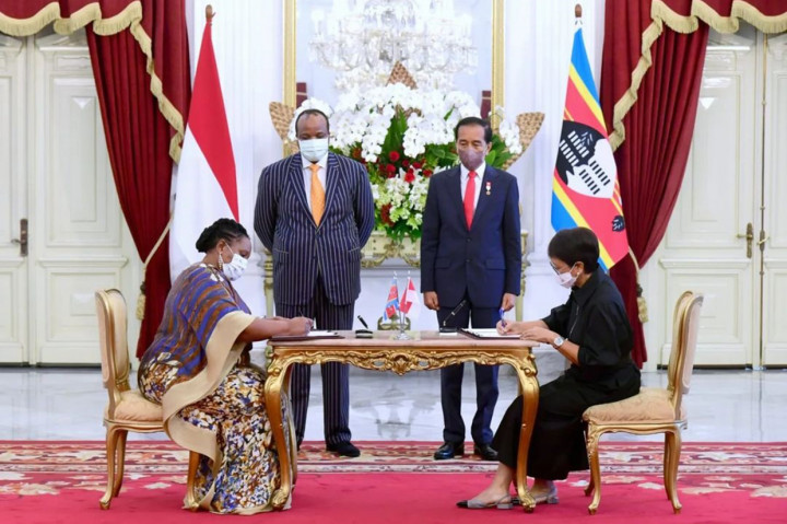 Presiden Joko Widodo dan Raja Eswatini, Raja Mswati III, menyaksikan penandatanganan nota kesepahaman atau MoU perkuatan kerja sama bilateral antara kedua negara di Istana Merdeka, Jakarta, Kamis, 25 Agustus 2022. 