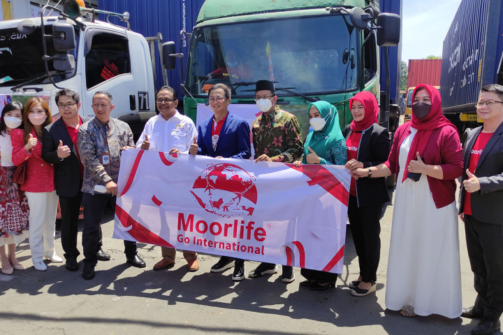Produk ekspor diberangkatkan dari pabrik PT Creative Mega Network Internasional Indonesia (CMNII) di kawasan Buduran Kabupaten Sidoarjo, Kamis, 25 Agustus 2022. Moorlife diketahui sebagai salah satu bisnis unit TanCorp di bawah naungan PT CMNII.