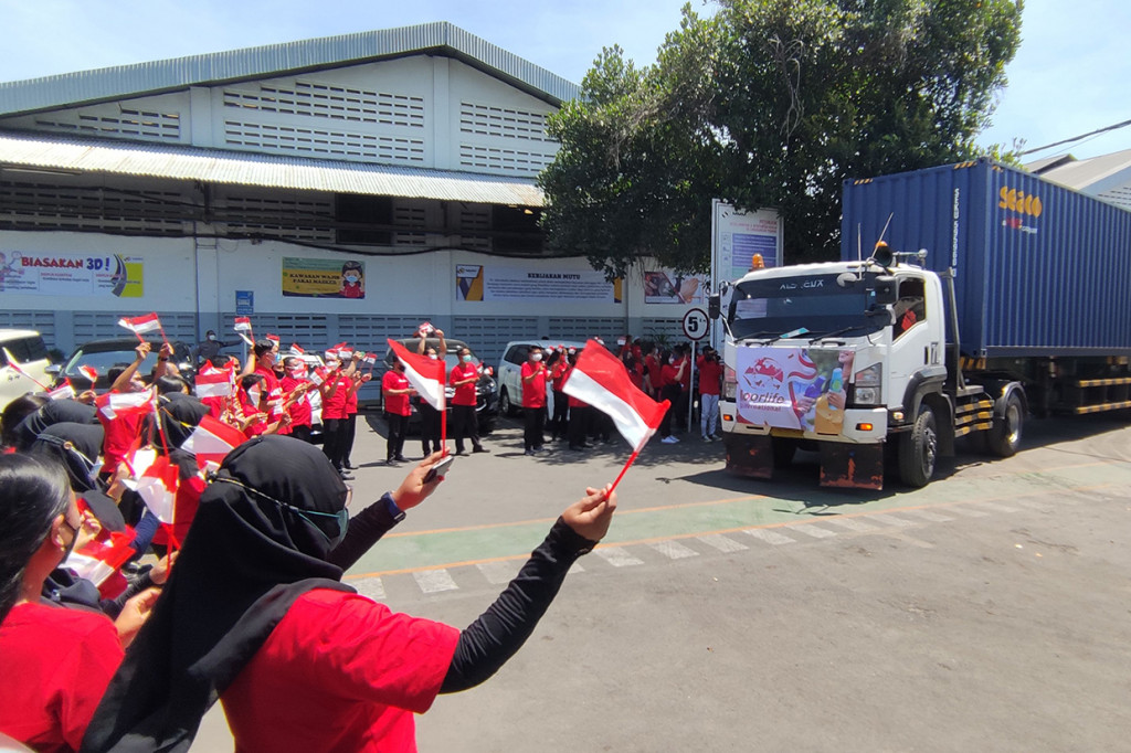 Pemberangkatan ekspor 10 kontainer yang dilakukan di bulan Agustus ini masih bernuansa HUT RI ke 77 tahun. Puluhan karyawan turut melepas keberangkatan kontainer sambil melambaikan bendera merah putih ukuran mini.