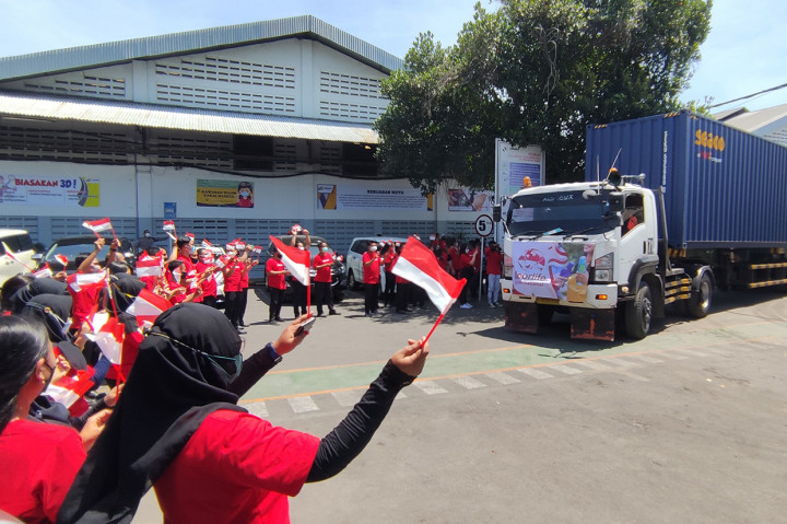 Pemberangkatan ekspor 10 kontainer yang dilakukan di bulan Agustus ini masih bernuansa HUT RI ke 77 tahun. Puluhan karyawan turut melepas keberangkatan kontainer sambil melambaikan bendera merah putih ukuran mini.