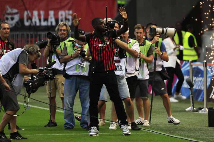  Pemain timnas Pantai Gading Nicolas Pepe dipinjamkan oleh klub Liga Utama Inggris Arsenal ke Nice dengan kontrak satu tahun.