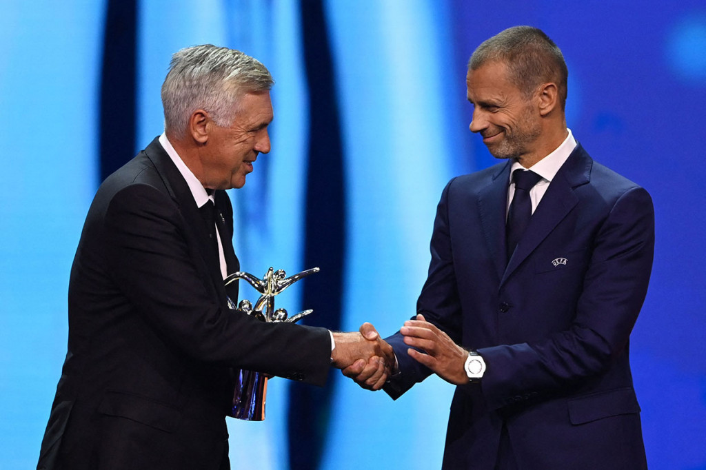 Carlo Ancelotti dinobatkan sebagai pelatih pria terbaik atas kesuksesannya bersama Real, sementara Sarina Wiegman (Belanda) dinobatkan sebagai pelatih wanita terbaik setelah memimpin Inggris meraih kejayaan Euro di kandang sendiri bulan lalu.