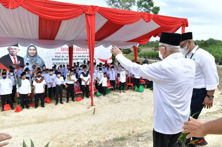 Wapres juga menyaksikan penyerahan bibit oleh Gubernur Riau kepada kelompok tani dari Papua Barat, Kalimantan Barat dan Provinsi Riau. Wapres beserta rombongan juga melihat teknologi minyak makan merah (M3) yang dikembangkan oleh Pusat Penelitian Kelapa Sawit dan DPP Apkasindo bersama beberapa perusahaan kelapa sawit.