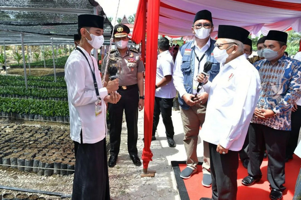 Wapres merasa bangga atas kolaborasi yang dilakukan dalam menyukseskan program santripreneur berbasis kelapa sawit oleh Asosiasi Petani Kelapa Sawit Indonesia (Apkasindo), pemerintah daerah, dan perusahaan kelapa sawit.