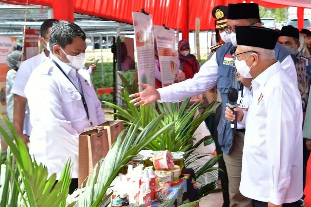 
Ma'ruf Amin juga berharap bahwa pondok pesantren bukan hanya sebagai pusat pendidikan Islam, namun juga bisa menjadi pusat pemberdayaan ekonomi masyarakat di Indonesia, terkait sektor keuangan maupun sektor riil dan juga sektor produksi. 