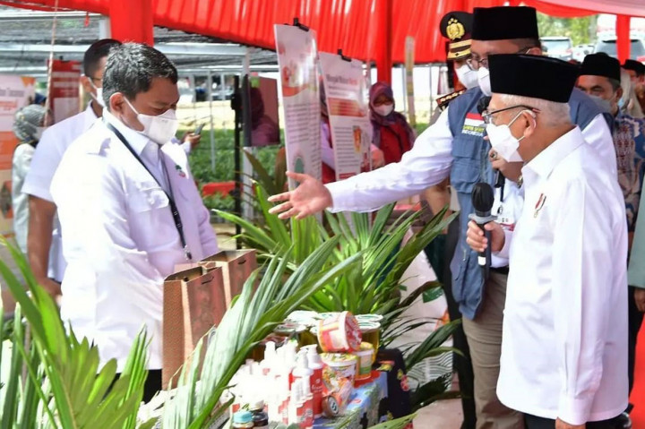 
Ma'ruf Amin juga berharap bahwa pondok pesantren bukan hanya sebagai pusat pendidikan Islam, namun juga bisa menjadi pusat pemberdayaan ekonomi masyarakat di Indonesia, terkait sektor keuangan maupun sektor riil dan juga sektor produksi. 