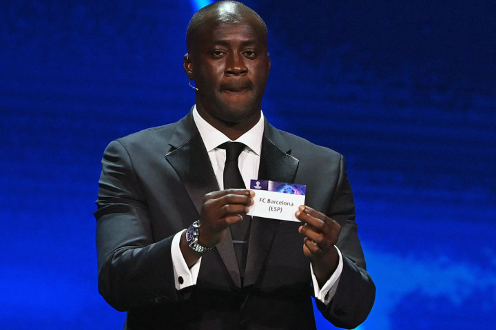 Mantan gelandang Manchester City Yaya Toure menunjukkan slip kertas FC Barcelona saat drawing Liga Champions 2022-23 di Istanbul, Kamis, 25 Agustus 2022. Barcelona tergabung di Grup C bersama Bayern Muenchen, Inter Milan, dan Viktoria Plazan.