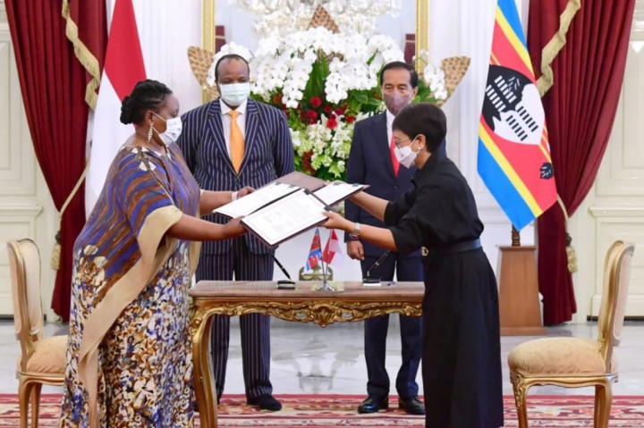 Presiden Joko Widodo dan Raja Eswatini, Raja Mswati III, menyaksikan penandatanganan nota kesepahaman atau MoU perkuatan kerja sama bilateral antara kedua negara di Istana Merdeka, Jakarta, Kamis, 25 Agustus 2022.