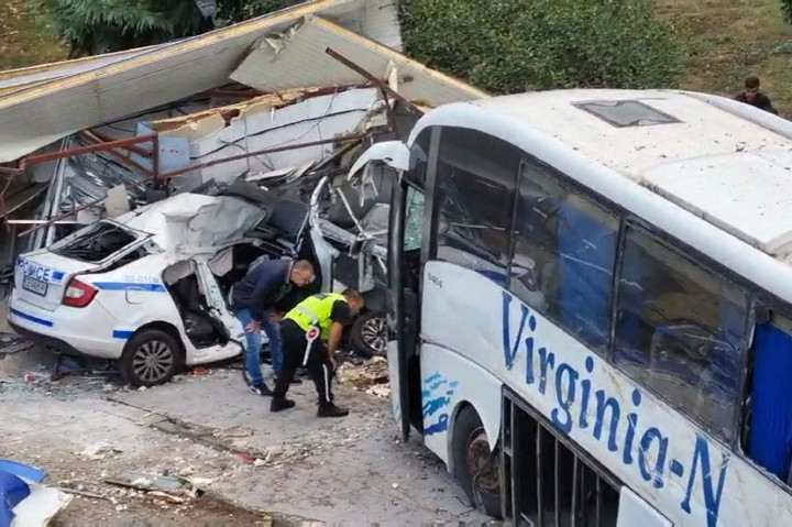 Petugas melakukan penyelidikan di lokasi kecelakaan , di mana dua petugas polisi tewas setelah ditabrak bus yang mengangkut puluhan imigran tidak berdokumen, di Burgas di Pantai Laut Hitam, Bulgaria, Kamis, 25 Agustus 2022.