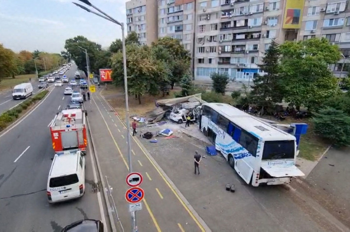 Sedikitnya dua petugas polisi Bulgaria meninggal setelah mobil yang mereka kendarai ditabrak sebuah bus yang membawa sedikitnya 47 migran yang memasuki negara itu secara ilegal, Kamis, 25 Agustus 2022. Kedua polisi itu ditabrak setelah berusaha menghentikan bus tersebut.